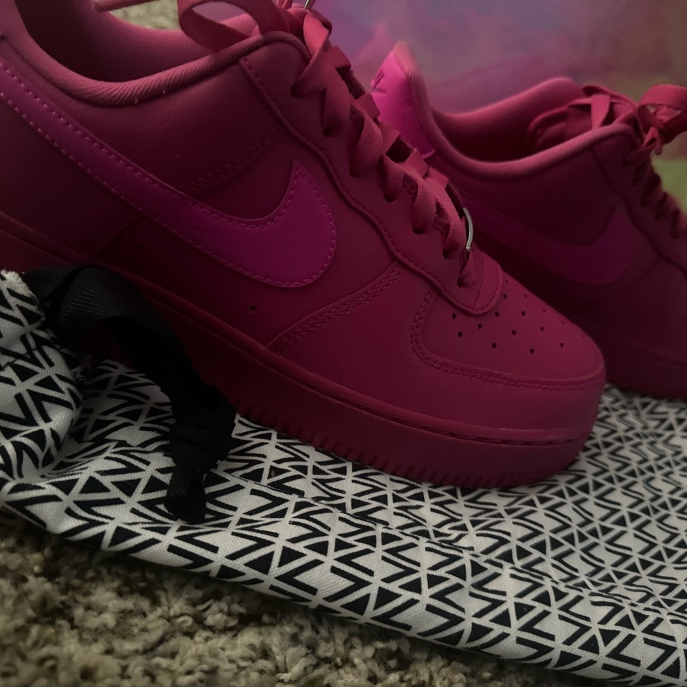 Nike air jordan low dunk hot pink 8.5 in women's no tags